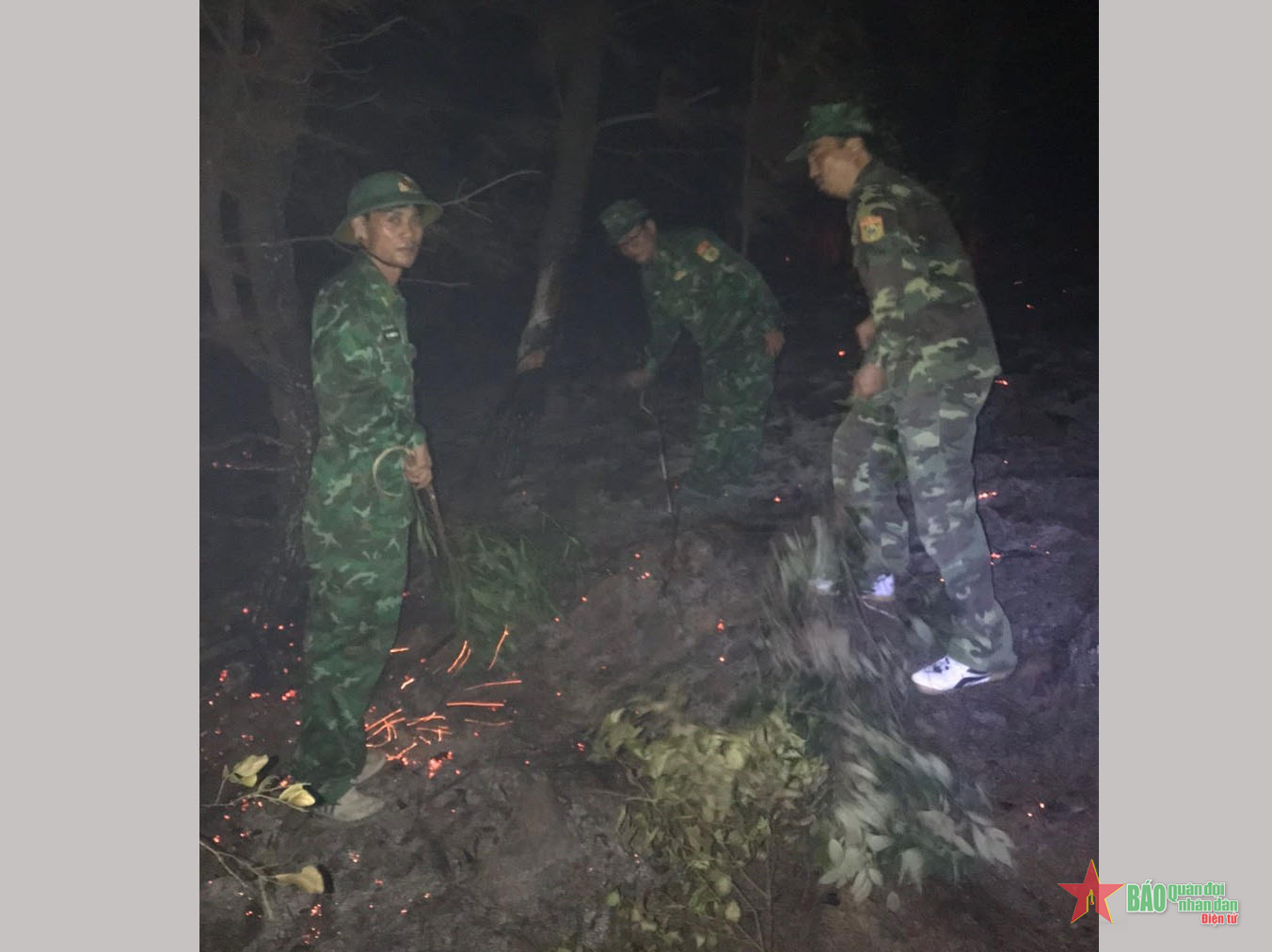 Đồn Biên phòng Cửa khẩu cảng Cửa Lò-Bến Thủy phối hợp dập tắt vụ cháy rừng thông